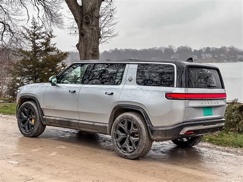 how much does a rivian r1s weight