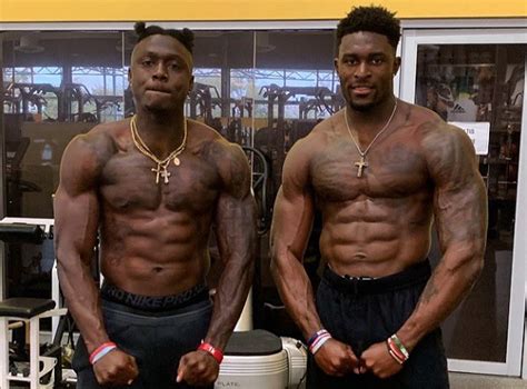 how much does aj brown weigh
