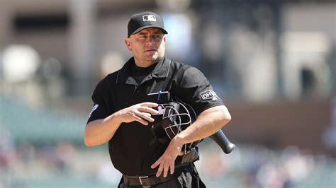 How Much Does Baseball Umpires Make