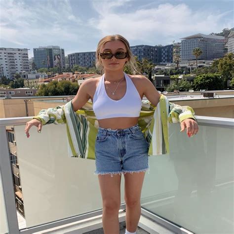 how much does emma chamberlain weight