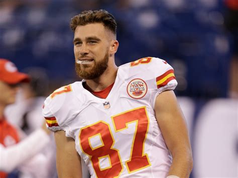 how much does travis kelce weigh in pounds