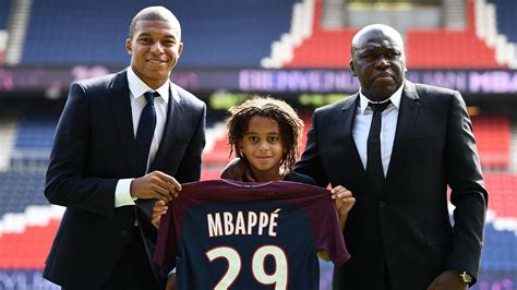 how old is kylian mbappe brother