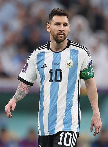how old is lionel messi 2022