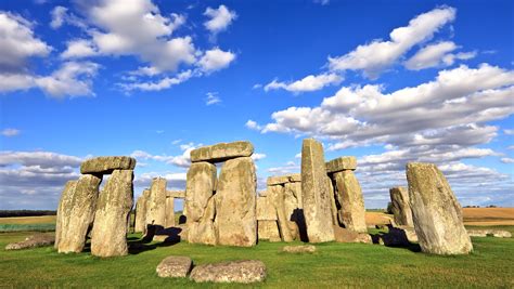 how old is stonehenge england