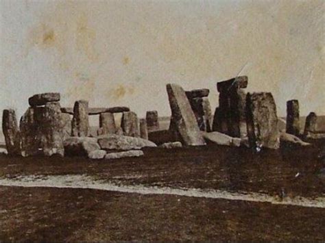 how old is stonehenge in years