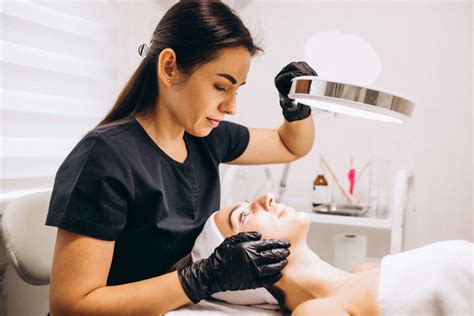 how should a beauty therapist be presented