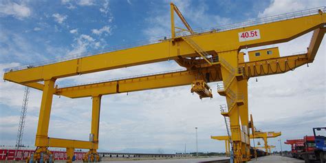 how tall are container cranes