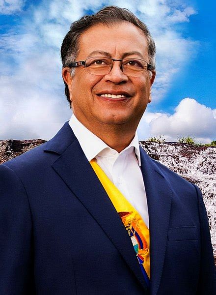 how tall is gustavo petro