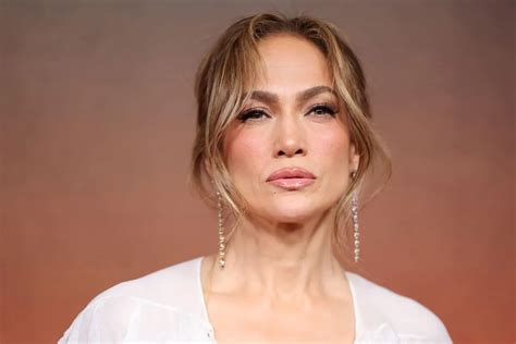 how tall is jennifer lopez