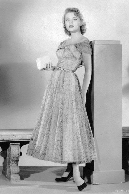 how tall was peggie castle