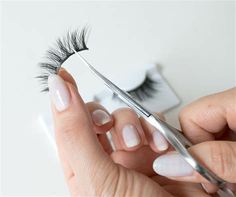 How To Apply Corner False Eyelashes
