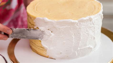 How To Avoid Cake Crumbs In Icing