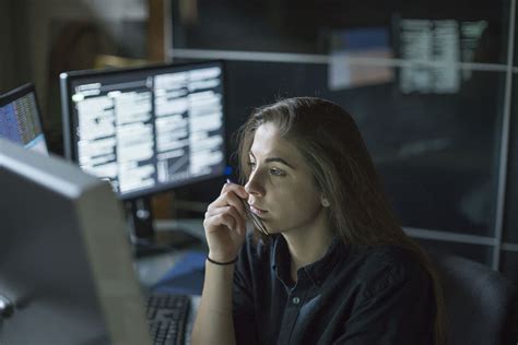 how to become a computer forensic examiner
