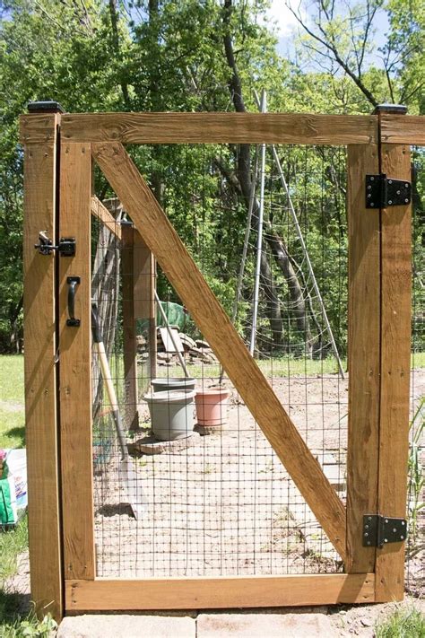 how to build a garden gate with wire