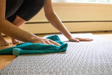 how to clean an alo yoga mat