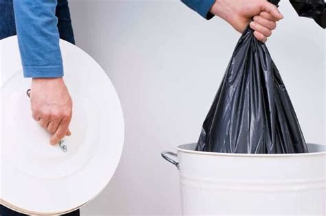 how to clean your trash bin