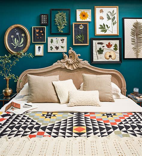 How to Create a Gallery Wall in Bedroom