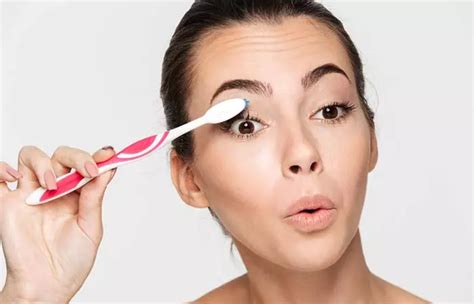 How To Curl Your Eyelashes With A Toothbrush