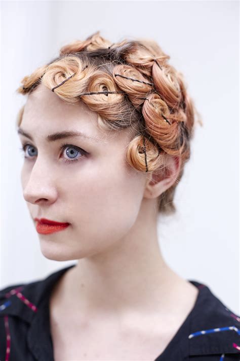 Perfect How To Curl Your Hair Vintage Style For Bridesmaids