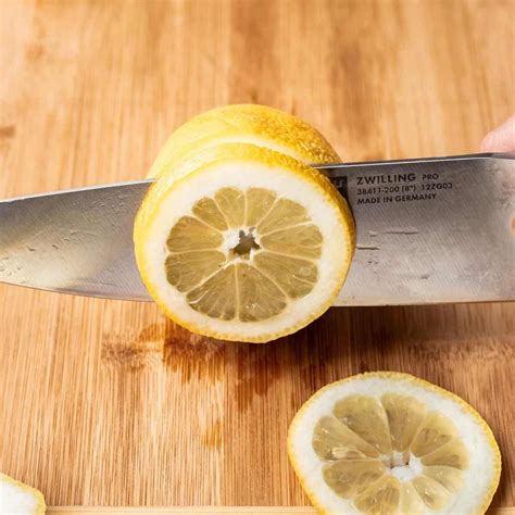 how to cut a lemon