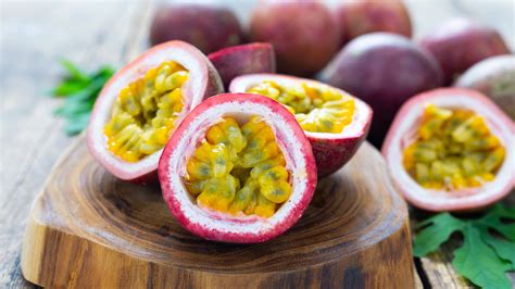 how to cut and eat passion fruit