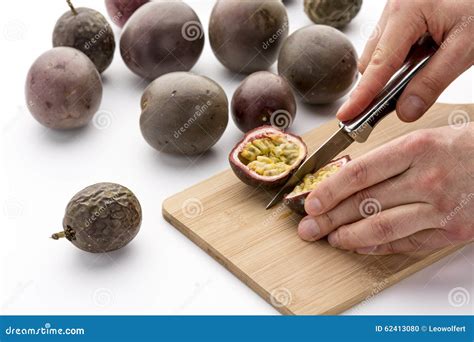 how to cut passion fruit