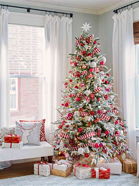 Transform Your Christmas Tree with These Easy Decorating Tips - A Guide to Stunning Festive Decor!