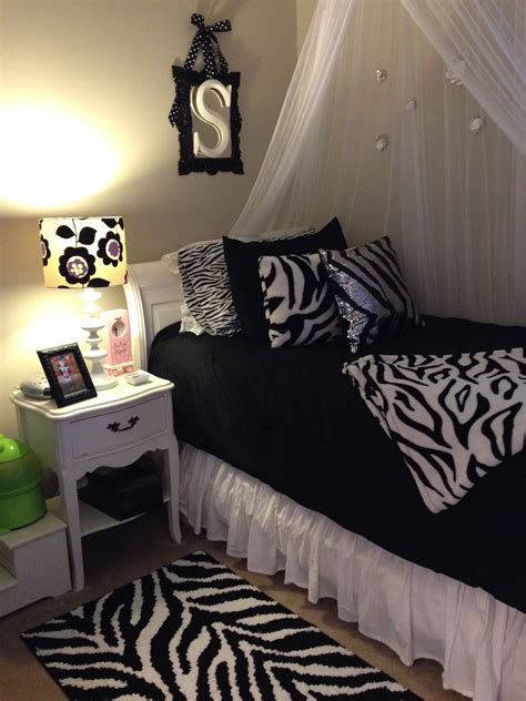 How To Decorate A Zebra Bedroom