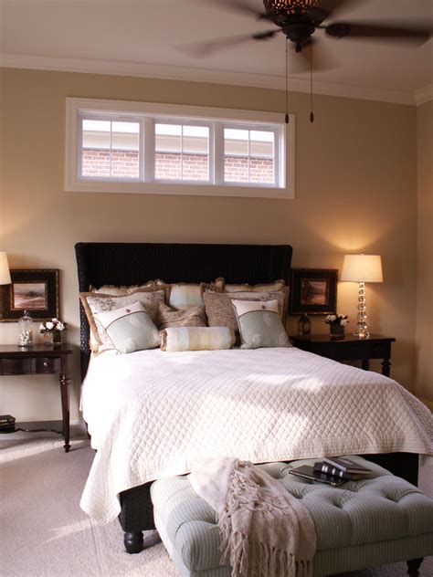 How To Decorate Small Bedroom Windows