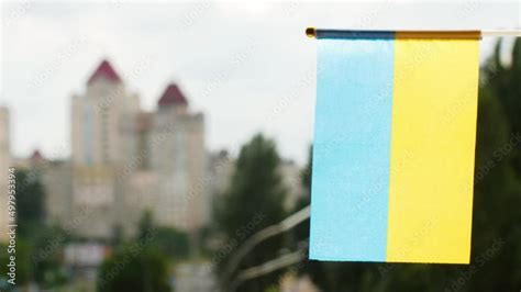 how to display ukrainian flag vertically