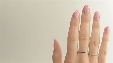 How to draw perfectly straight lines in manicures for