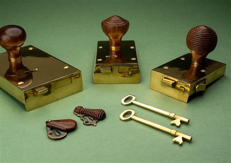 How To Fit Rim Lock Knobs