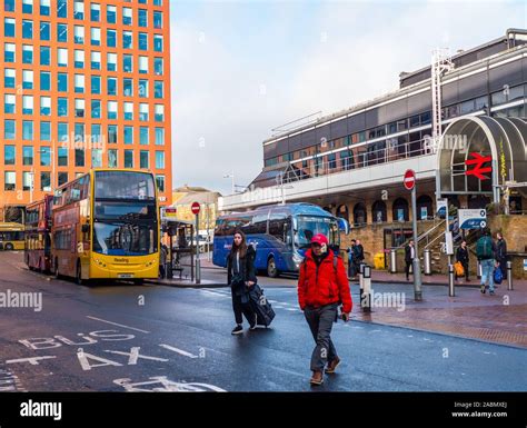 how to get to reading station from heathrow
