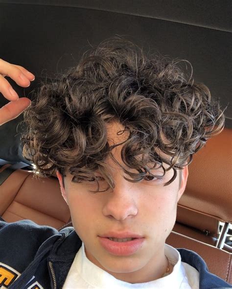 𝖎𝖓𝖘𝖙𝖆 𝖇𝖔𝖞 Boys with curly hair, Light skin men, Curly