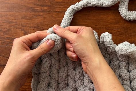 How To Hand Loop A Blanket