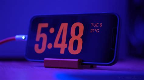 how to keep clock on iphone while charging