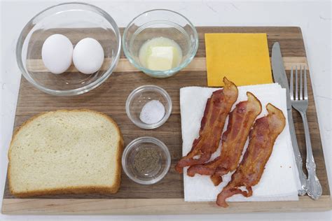how to make a bacon egg and cheese step by step
