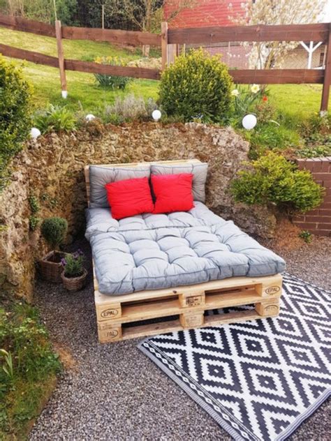 How To Make A Daybed Using Pallets