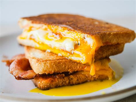 how to make a fried egg sandwich in a pan
