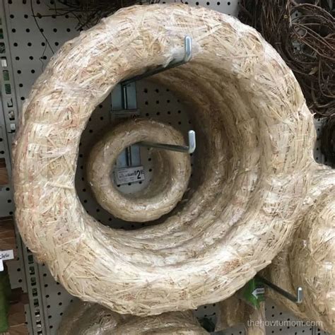 How To Make A Wreath With Straw Form