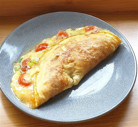 how to make cheese and tomato omelette
