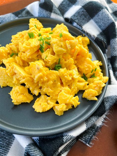 how to make cheesy scrambled eggs with milk