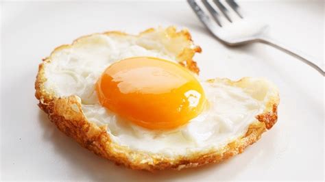 how to make fried eggs with crispy edges