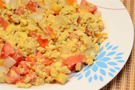 how to make scrambled eggs with tomato and onion