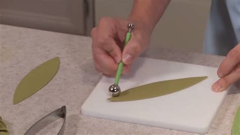 How To Make Sugar Paste Leaves