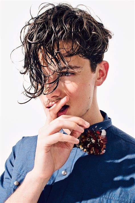 How to Make Your Hair Look Wet for Guys: 7 Simple Steps to Achieve a Stylish and Trendy Look