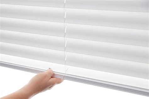 how to operate venetian blinds