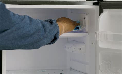 How To Properly Defrost A Refrigerator