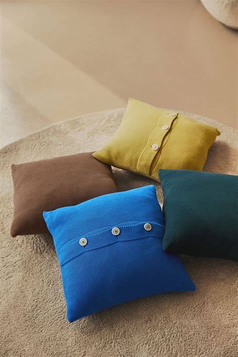 How To Put A Button In A Cushion