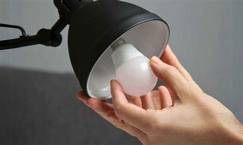 How To Put A Light Bulb In A Lamp